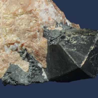 Franklinite on Willemite