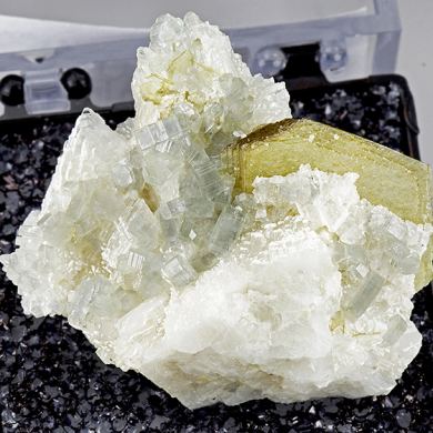 Fluorapatite with Muscovite, Albite