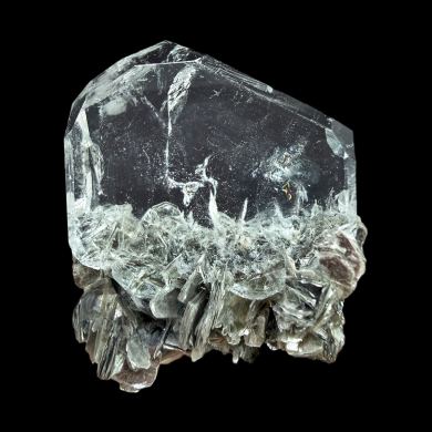 Beryl var. goshenite, muscovite