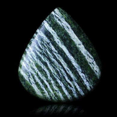 Striped serpentine 32,75 ct 