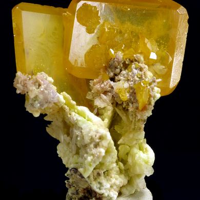 Wulfenite, phosphohedyphane, calcite