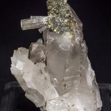 Fluorapatite with Quartz, Sphalerite, Muscovite and Chlorite