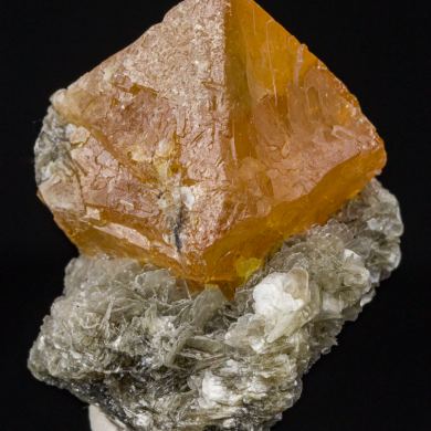 Scheelite with Muscovite