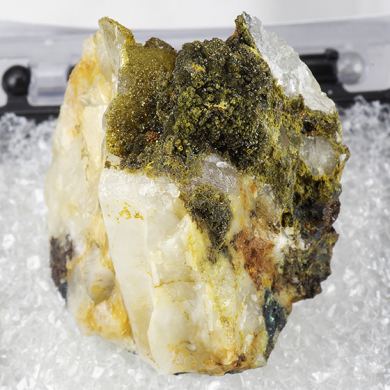 Segnitite with Mawbyite, Quartz