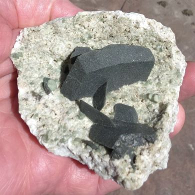 Ferroaxinite with Chlorite Inclusions