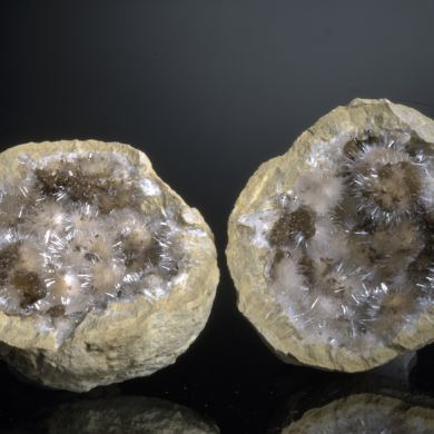 Kutnohorite with Aragonite in Geode