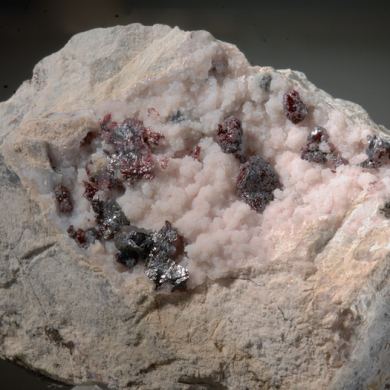 Pyrargyrite on Manganoan Calcite