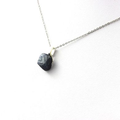 Raw Sapphire necklace. 12.50 ct.