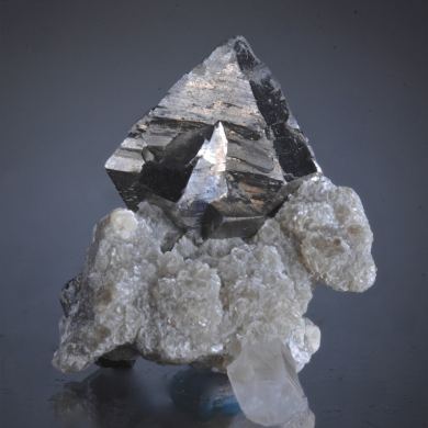 Arsenopyrite (twin) on Muscovite and Quartz