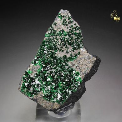 GARNET var. UVAROVITE, CALCITE