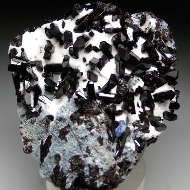 Benitoite, Neptunite