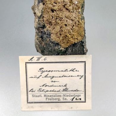 Pyrosmalite (Fe) on magnetite - Nordmark, Odal-Feld, Filipstad, Sweden