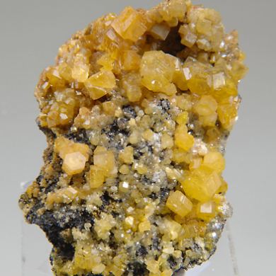 Mimetite on Philipsbornite