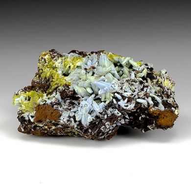 Plumbogummite replacing Pyromorphite