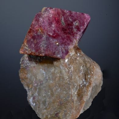 Spinel on Quartz and Calcite