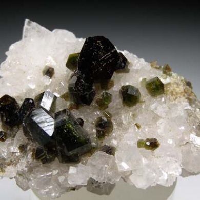Uvite on Magnesite