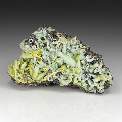 Plumbogummite replacing Pyromorphite