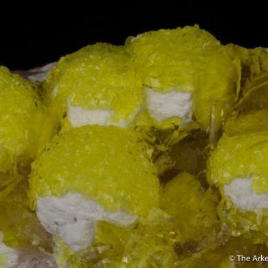 Jouravskite on Xonotlite with Bultfonteinite