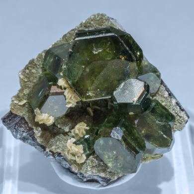 Fluorapatite with Ferberite, Siderite and Muscovite