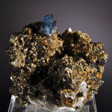 Scorodite on Pyrite