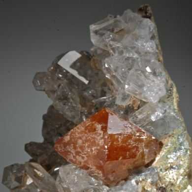 Scheelite on Quartz
