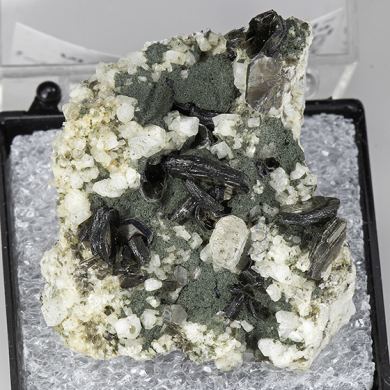 Fluorapatite with Muscovite, Orthoclase, Clinochlore