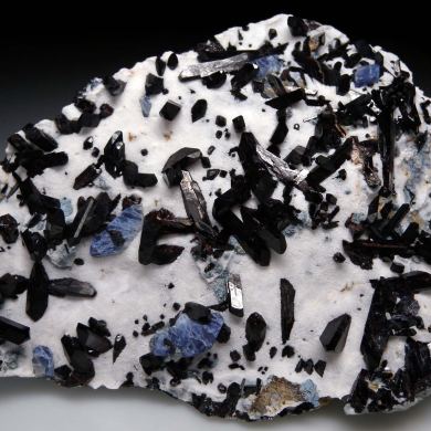 Benitoite, Neptunite