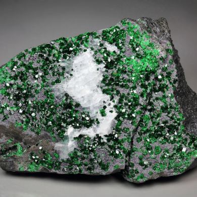 GARNET var. UVAROVITE, CALCITE