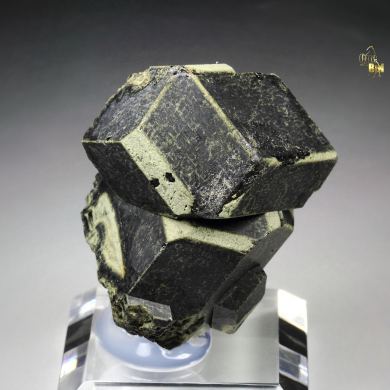 GARNET var. ANDRADITE var. MELANITE