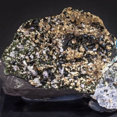 Kulanite with Fluorapatite, Siderite and Quartz