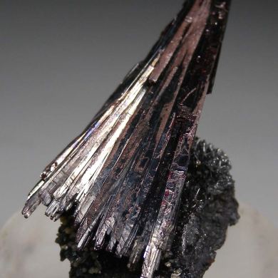 Kermesite with Valentinite, Paakkonenite