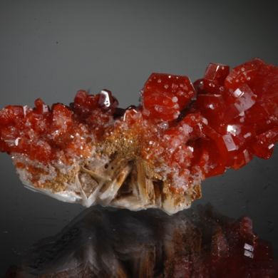 Vanadinite on Barite