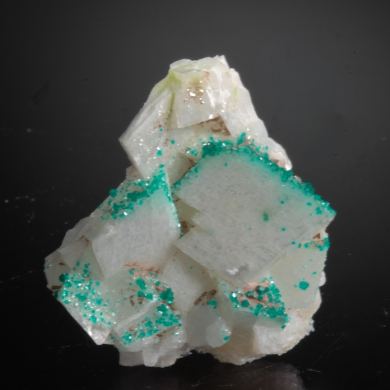 Dioptase on Calcite 