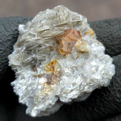 Scheelite on Muscovite