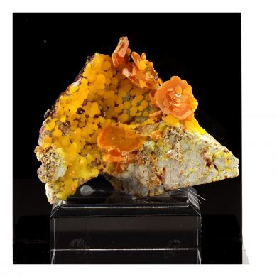 Wulfenite + Mimetite. 994.0 ct.