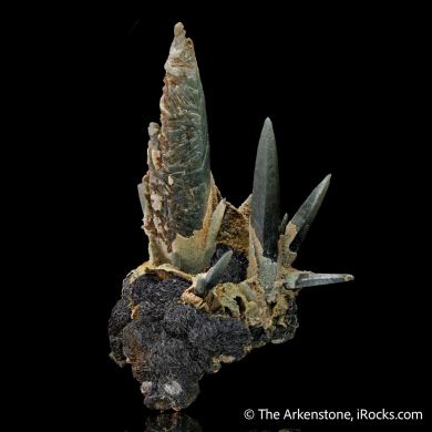 Quartz (Prase) on crystallized Hematite