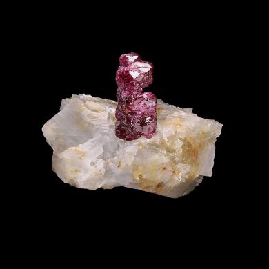 Corindon (var : rubis) sur calcite / Localité - Vallée de Mogok, Myanmar (Birmanie)