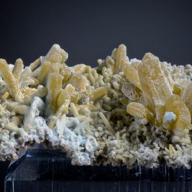 Plumbogummite replacing Pyromorphite