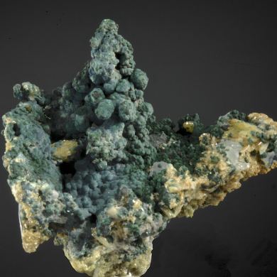 Rosasite on Malachite over Mimetite