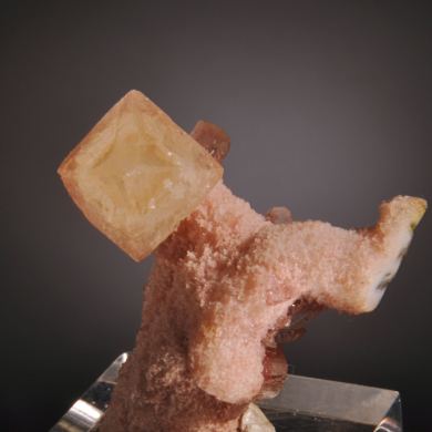Powellite (elongated crystal) with Quartz and Apophyllite