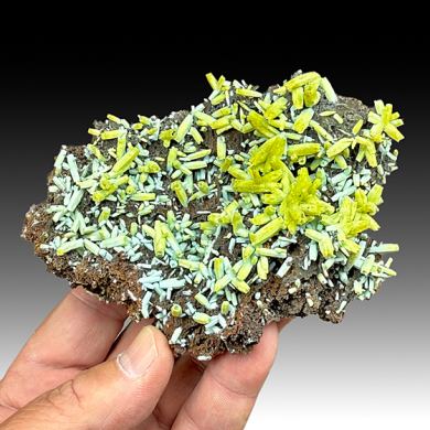 Plumbogummite replacing Pyromorphite