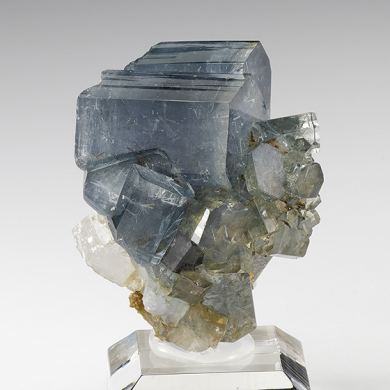 Fluorapatite with Quartz, Siderite, Chalcopyrite