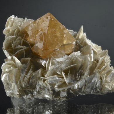 Scheelite on Muscovite