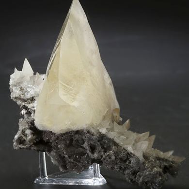 Calcite with realgar