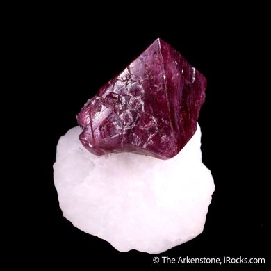 Spinel on Calcite