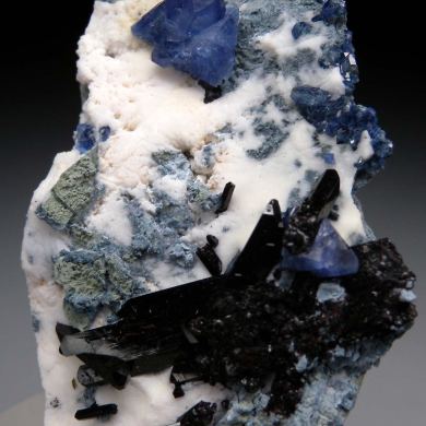 Benitoite, Neptunite