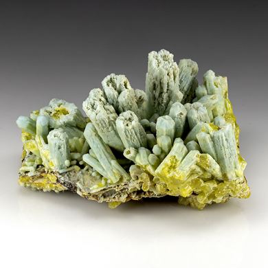 Plumbogummite replacing Pyromorphite