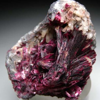 Erythrite on Quartz