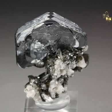 new find - HEMATITE var. IRON ROSE, K FELDSPAR var. ADULARIA