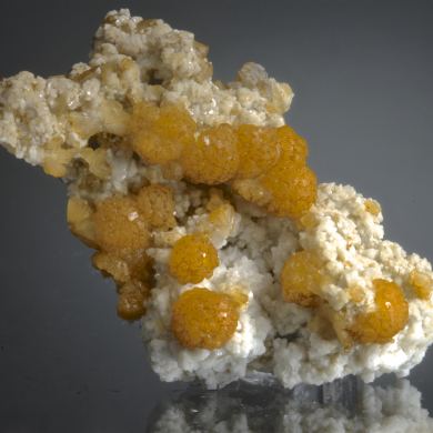 Stellerite balls on Albite